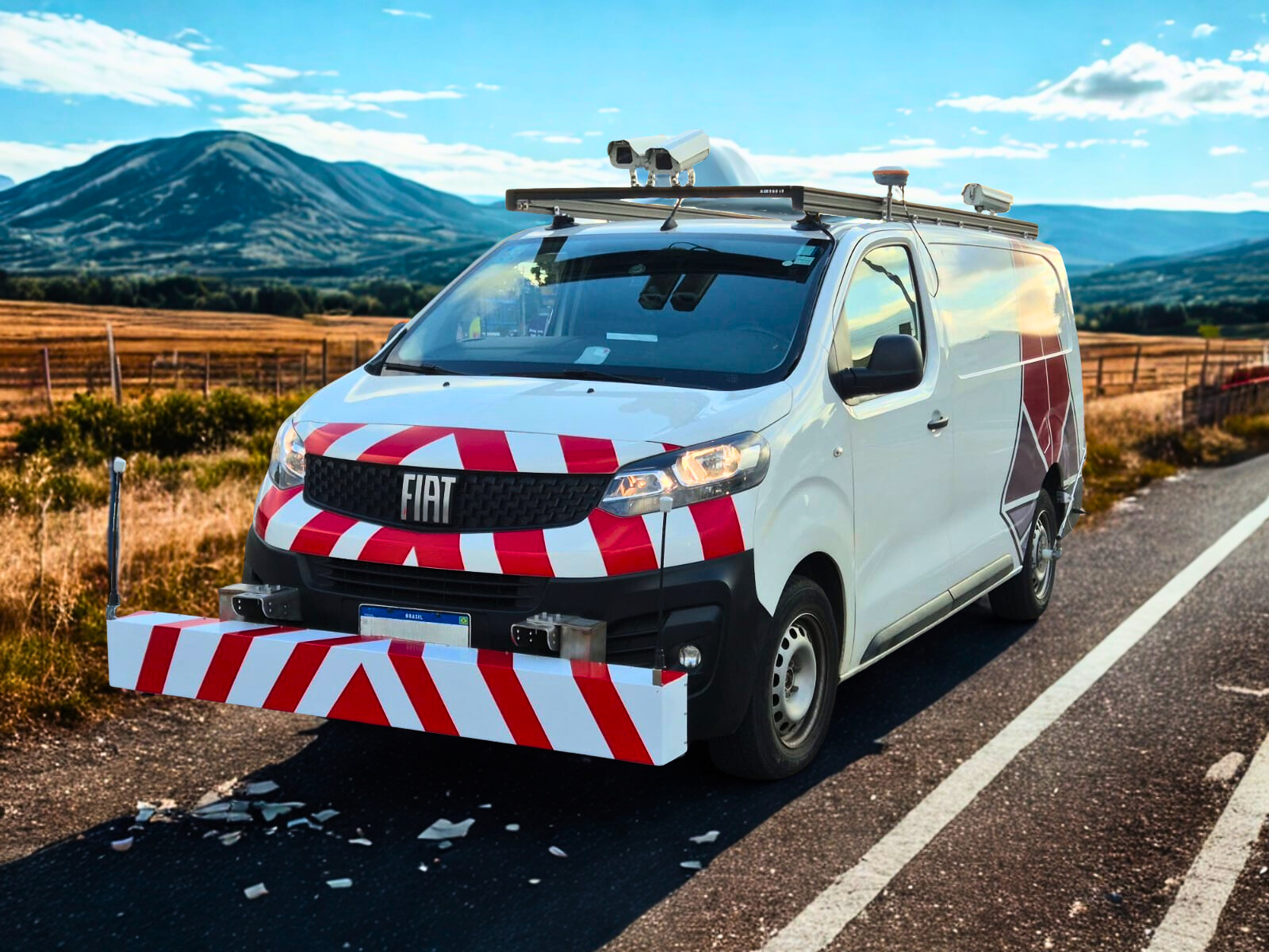 Veículo de diagnóstico de rodovias equipado com câmeras, GNSS e perfilômetro laser.