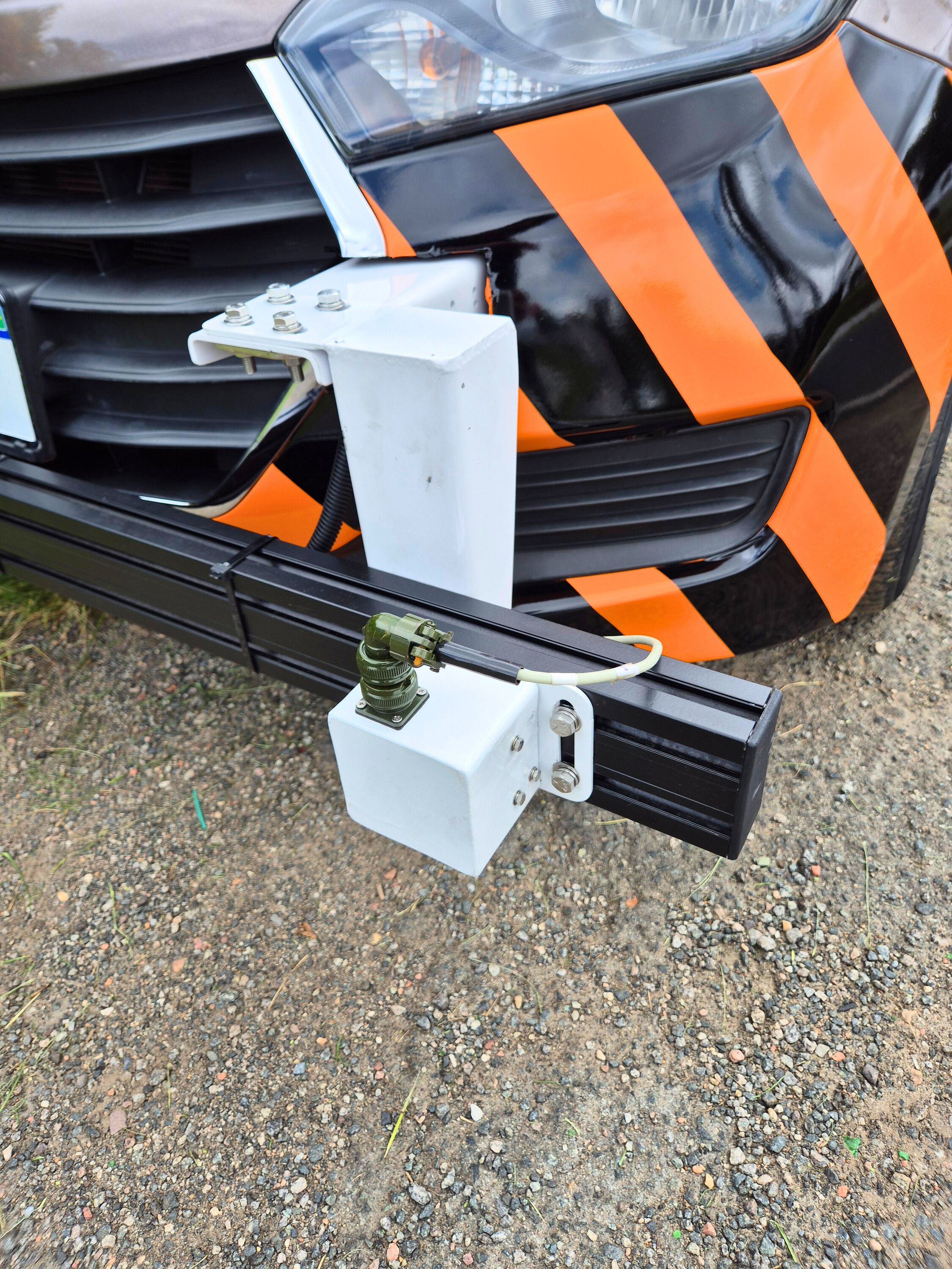 Veículo compacto equipado com sensores para controle de irregularidade em obras.