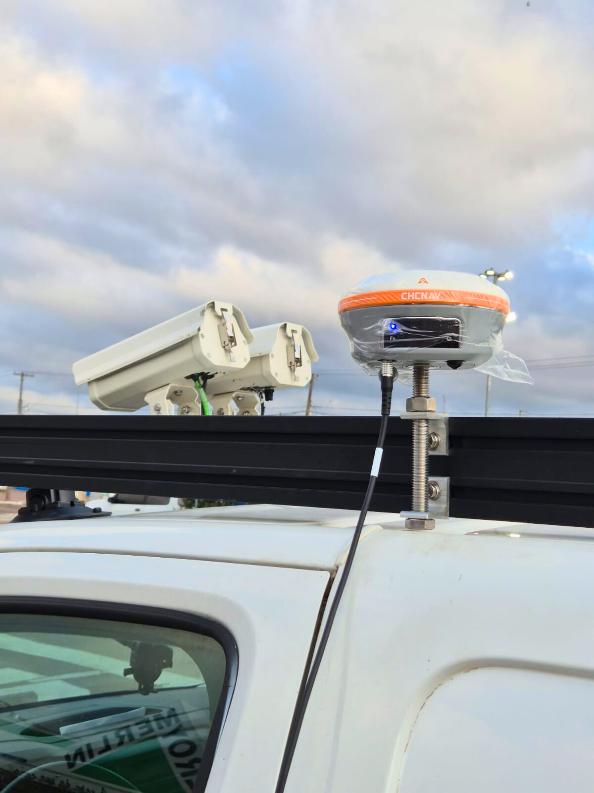 Veículo com câmeras, receptor GNSS e odômetro realizando videorregistro georreferenciado.